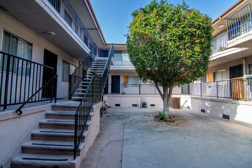 903 N Heliotrope Dr, Los Angeles, CA à vendre - Photo de l’immeuble – Image 3 sur 14
