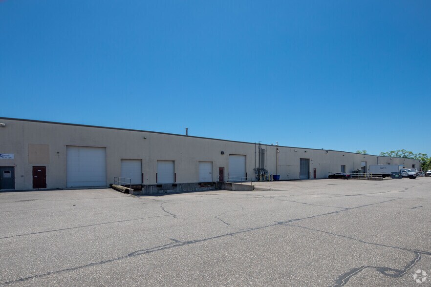 70-130 Sea Ln, Farmingdale, NY à louer - Photo de l’immeuble – Image 2 sur 2