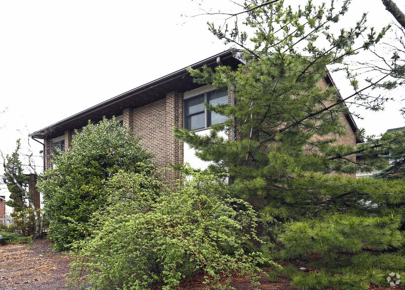 8 Brant Ave, Clark, NJ à louer - Photo de l’immeuble – Image 2 sur 4