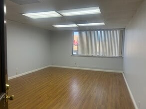 12140 Artesia Blvd, Artesia, CA à louer Photo intérieure– Image 2 sur 2