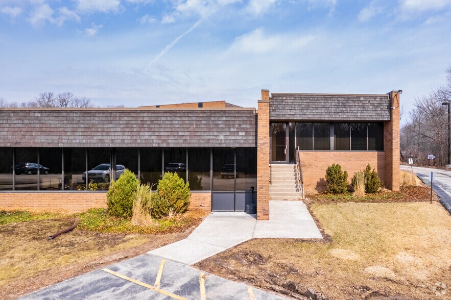 150 S Sunny Slope Rd, Brookfield, WI à vendre - Photo de l’immeuble – Image 2 sur 5