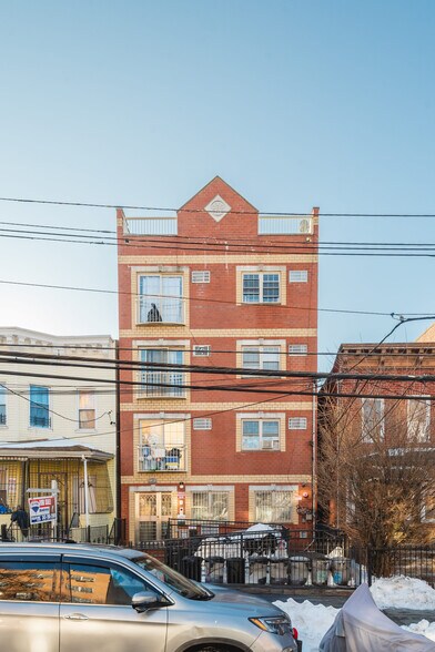 10430 39th Ave, Corona, NY à vendre - Photo de l’immeuble – Image 2 sur 34