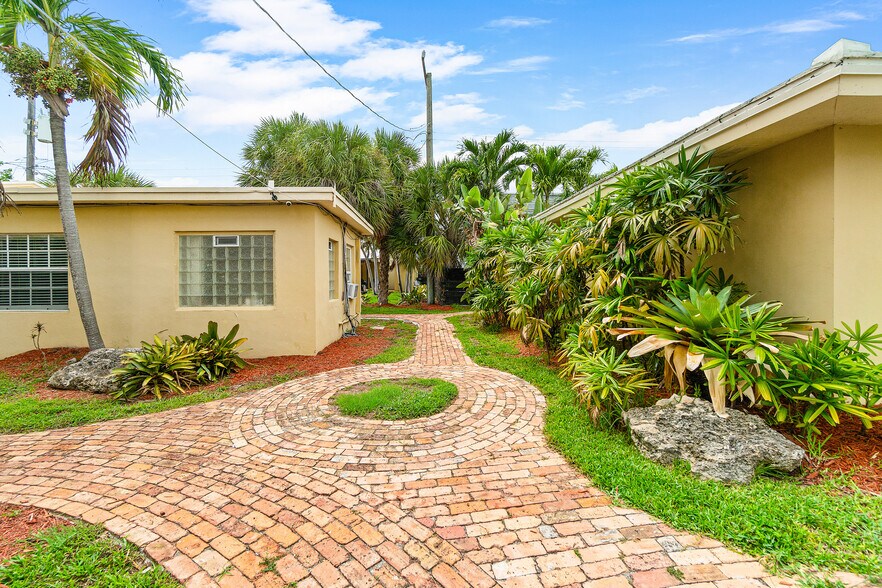 2625 West Way, Riviera Beach, FL à vendre - Photo de l’immeuble – Image 2 sur 6