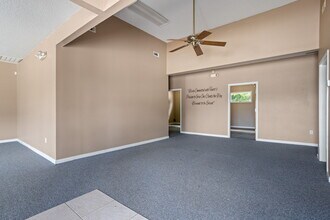 735 N Townville St, Seneca, SC à vendre Photo de l’immeuble– Image 1 sur 13