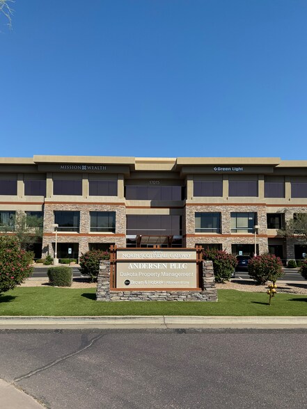 17015 N Scottsdale Rd, Scottsdale, AZ à louer - Photo principale – Image 1 sur 11