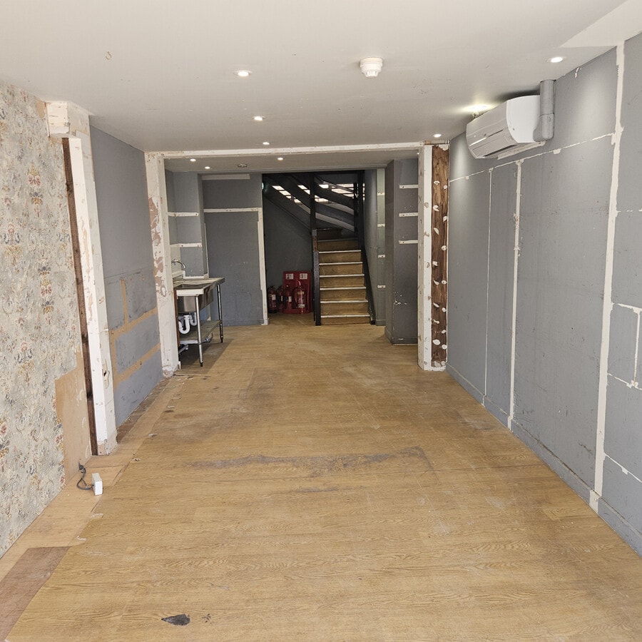 1-2 West St, Chichester, WSX PO19 1QD - Lot 2 - - Photo intérieure - Image 2 of 18