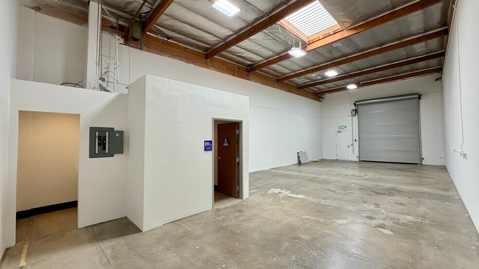 18320-18330 Oxnard St, Tarzana, CA à louer - Photo de l’immeuble – Image 3 sur 23