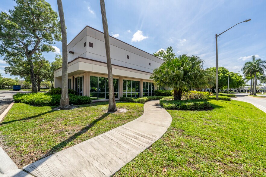 14300 NW 4th St, Sunrise, FL à louer - Photo de l’immeuble – Image 3 sur 24