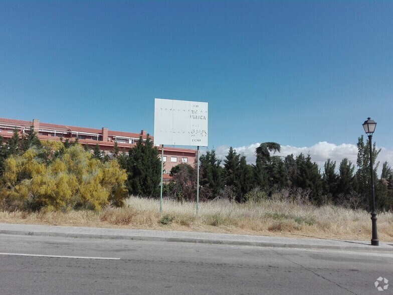 Avenida María Moliner, 4, Loeches, Madrid à vendre - Photo de l’immeuble – Image 2 sur 2