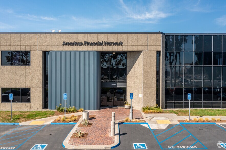 15991 Red Hill Ave, Tustin, CA à louer - Photo de l’immeuble – Image 3 sur 4