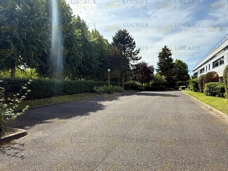 Local d’activités dans Tremblay-en-France à louer Photo principale– Image 1 sur 8