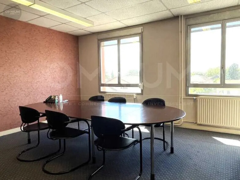 Bureau dans Décines-Charpieu à louer - Photo de l’immeuble – Image 3 sur 4