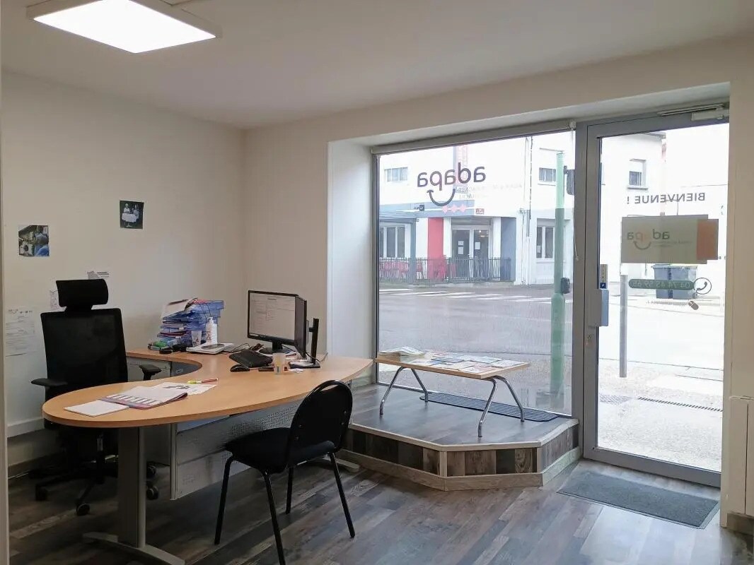 Bureau dans Saint-Étienne-du-Bois à louer Photo intérieure– Image 1 sur 6