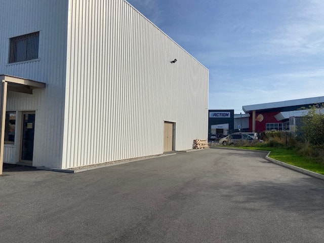 Local commercial dans Saint-Priest à louer - Photo de l’immeuble – Image 3 sur 10