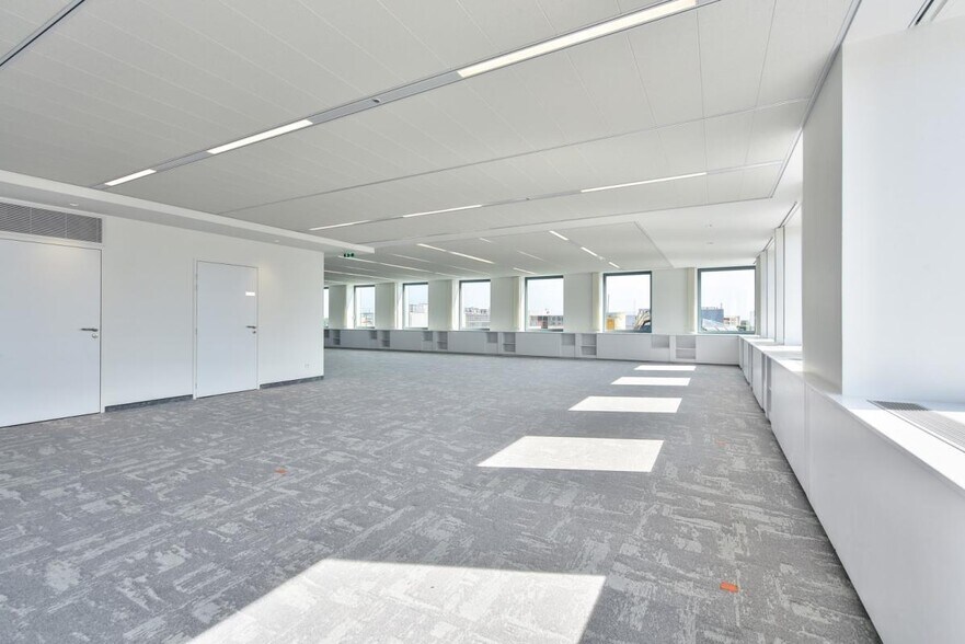 2 Rue Stephenson, Montigny-le-Bretonneux à louer - Photo de l’immeuble – Image 3 sur 9