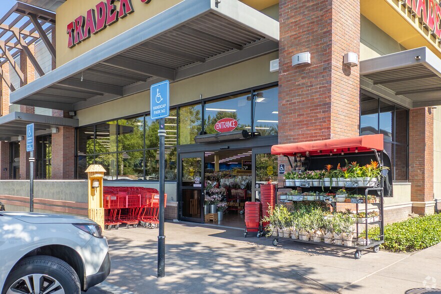 13911 Peyton Dr, Chino Hills, CA à vendre - Photo de l’immeuble – Image 3 sur 4