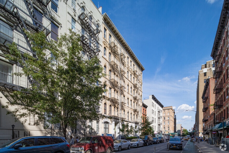 245 E 13th St, New York, NY à louer - Photo de l’immeuble – Image 3 sur 5