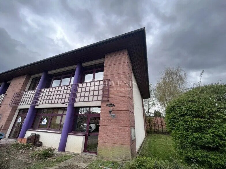 Bureau dans Voisins-le-Bretonneux à louer - Photo de l’immeuble – Image 3 sur 5