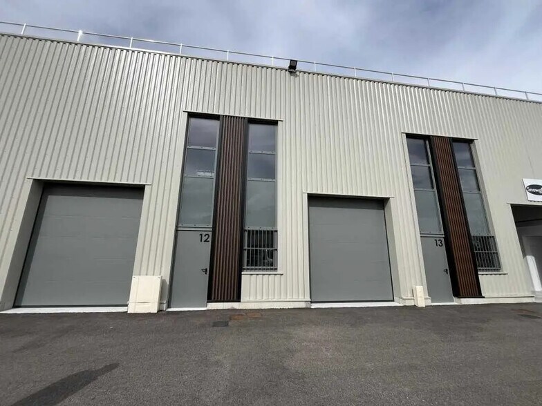 Industriel/Logistique dans Montluel à vendre - Photo de l’immeuble – Image 2 sur 9