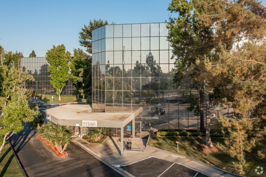 11160 Warner Ave, Fountain Valley, CA à louer - Photo de l’immeuble – Image 2 sur 4