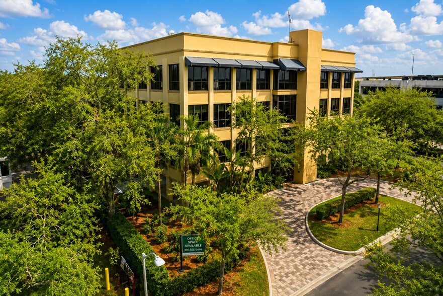 14125 NW 80th Ave, Miami Lakes, FL à vendre - Photo de l’immeuble – Image 3 sur 59
