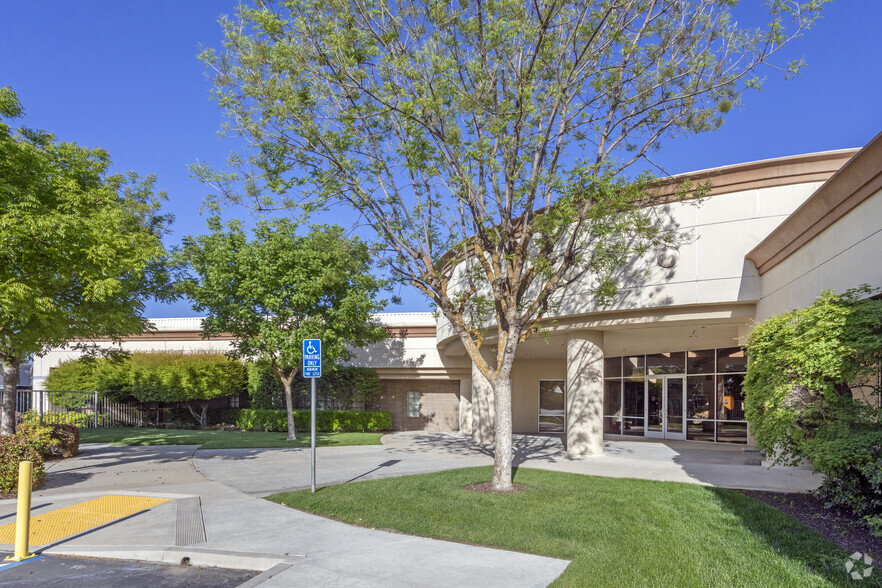 7576 N Ingram Ave, Fresno, CA à louer - Photo de l’immeuble – Image 1 sur 3