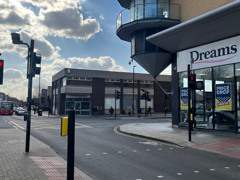 72-74 High St, Feltham à louer - Photo de l’immeuble – Image 2 sur 3