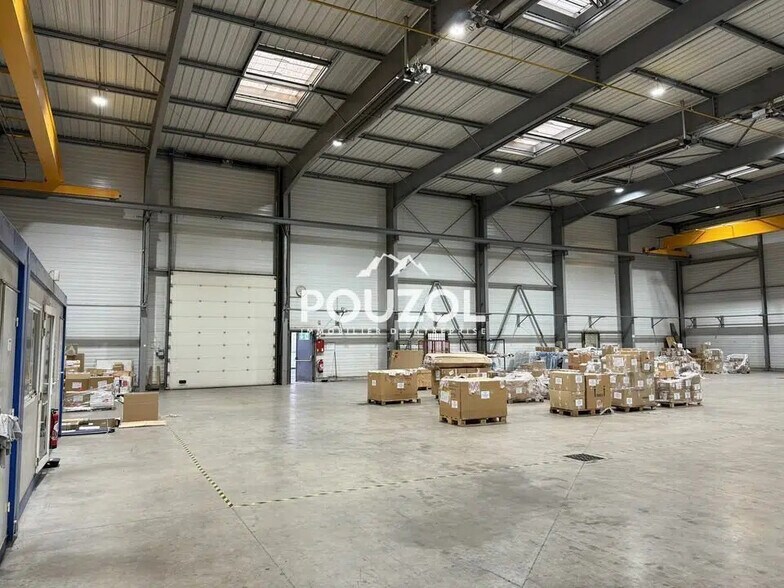 Local d’activités dans Clermont-Ferrand à louer - Photo principale – Image 1 sur 11