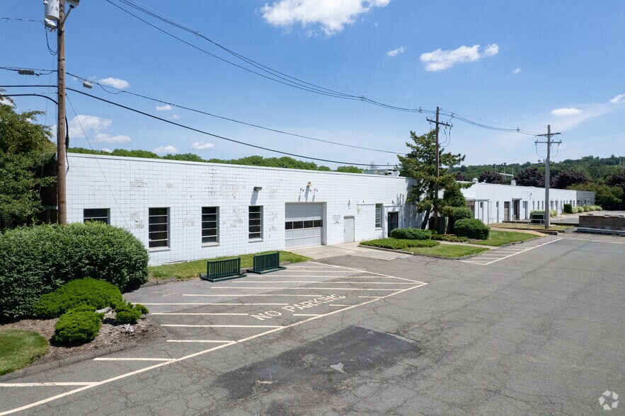 16 McKee Dr, Mahwah, NJ à louer - Photo de l’immeuble – Image 3 sur 7