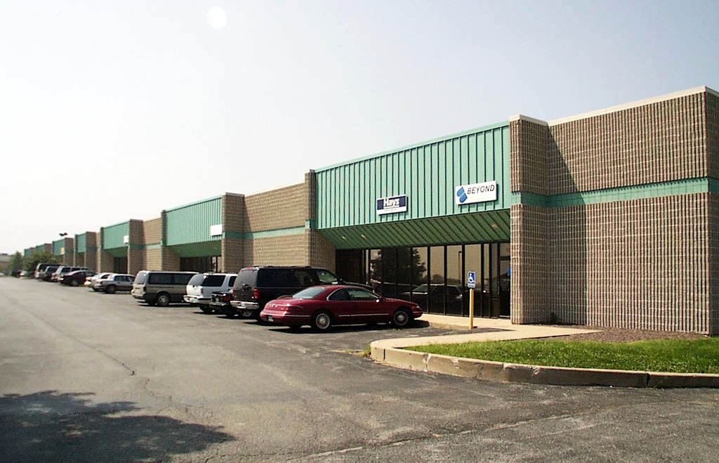 102-140 Trade Center Dr, Saint Peters, MO à louer Photo principale– Image 1 sur 3