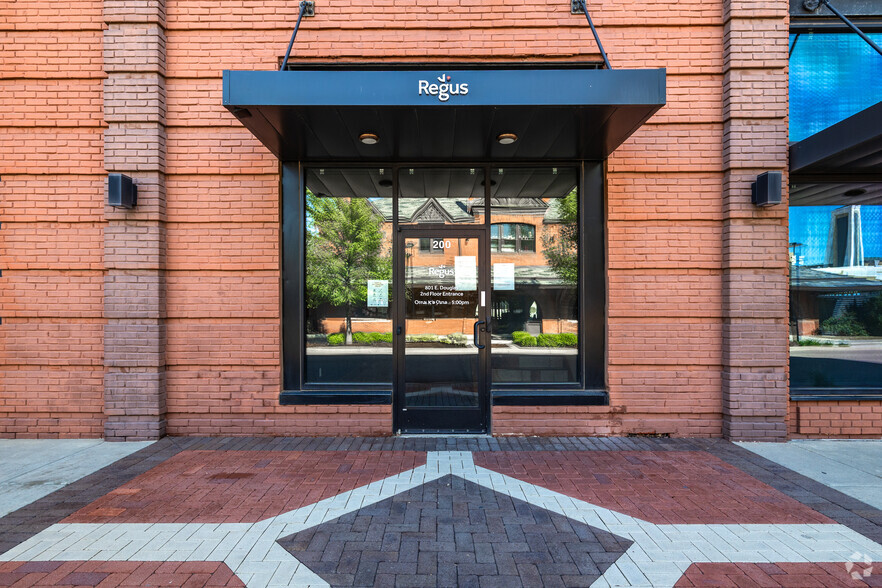 801 E Douglas Ave, Wichita, KS à louer - Photo de l’immeuble – Image 2 sur 20