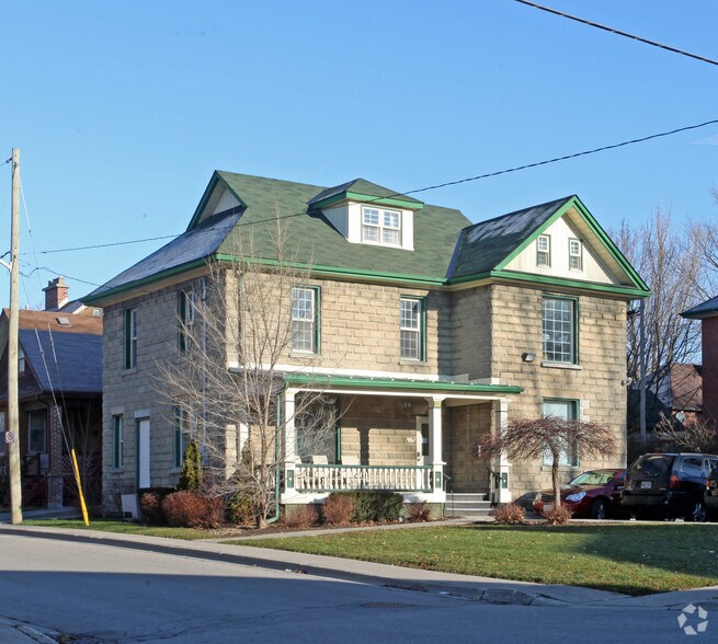 32 Elgin St E, Oshawa, ON à vendre - Photo principale – Image 1 sur 2