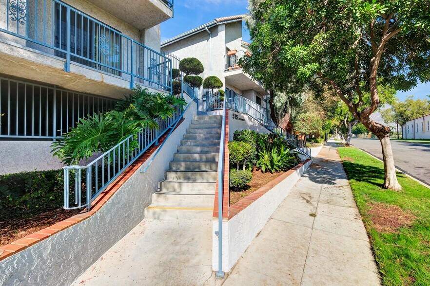 515 E Elmwood Ave, Burbank, CA à vendre - Photo de l’immeuble – Image 3 sur 17
