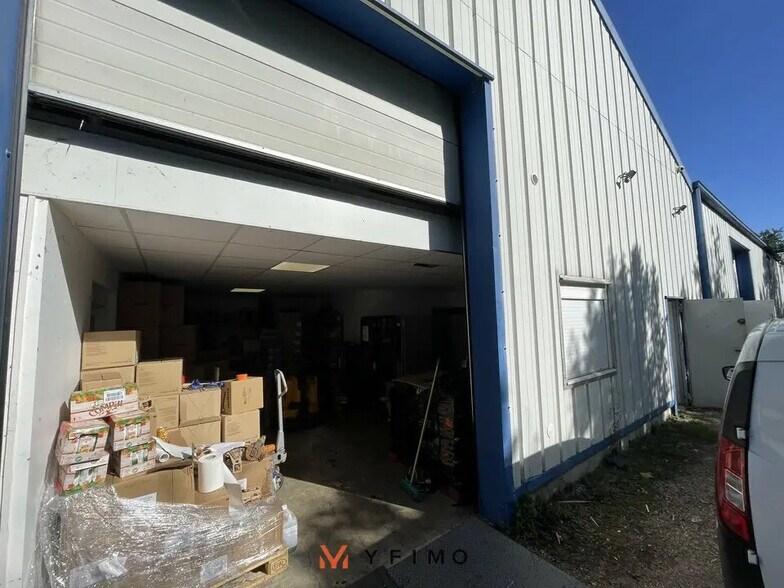 Local d'activités dans Épône à vendre - Photo de l’immeuble – Image 3 sur 8