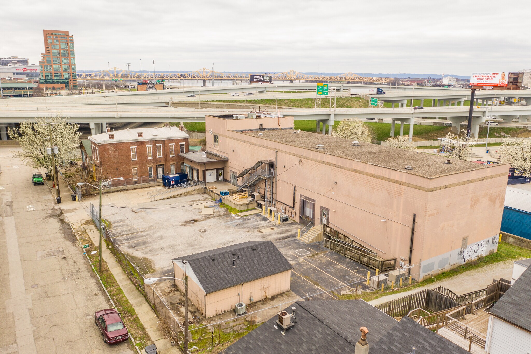 617 E Washington St, Louisville, KY à louer Photo principale– Image 1 sur 5
