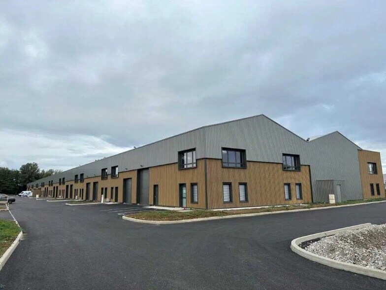 Industriel/Logistique dans Bourgoin-Jallieu à louer - Photo de l’immeuble – Image 1 sur 3