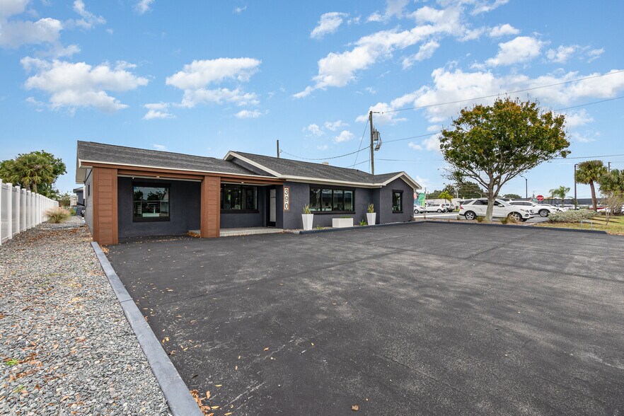 390 Poinciana Dr, Melbourne, FL à louer - Photo de l’immeuble – Image 3 sur 16