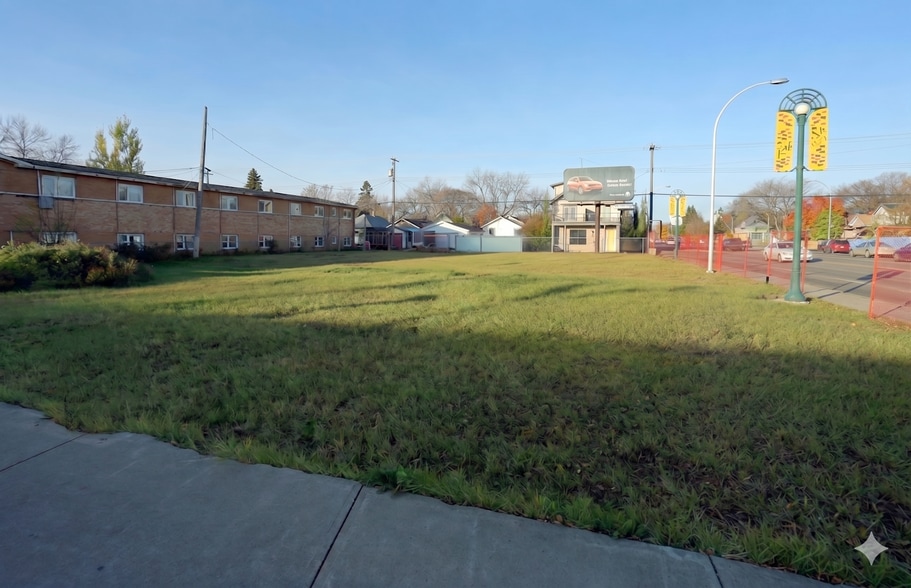 11042 124th St NW, Edmonton, AB à vendre - Photo de l’immeuble – Image 2 sur 3