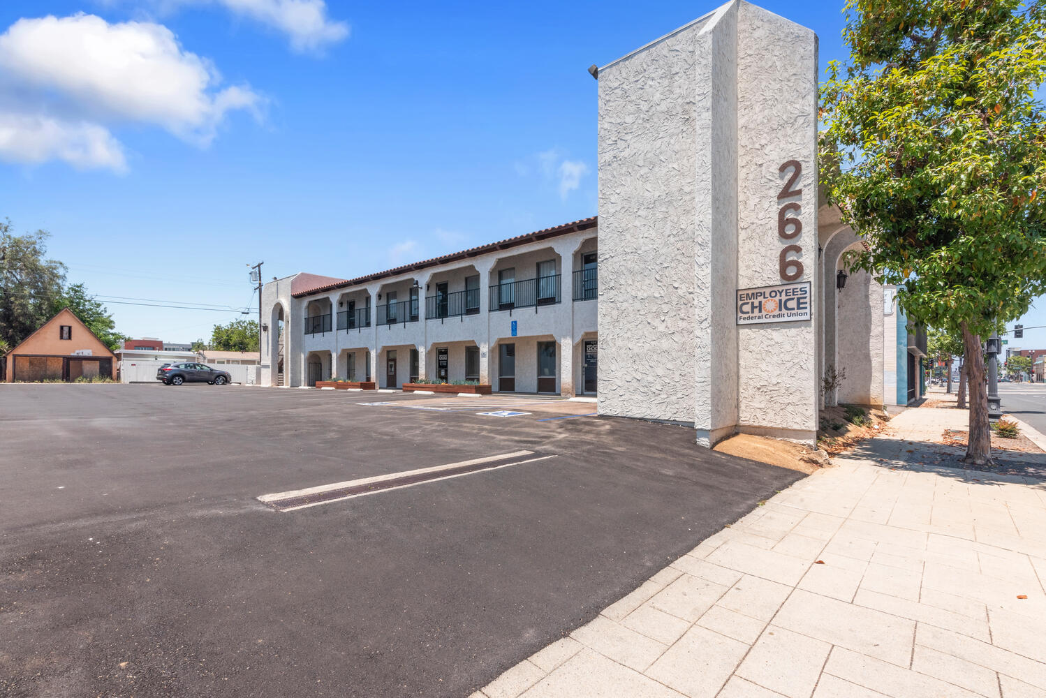 266 S Magnolia Ave, El Cajon, CA à louer Photo de l’immeuble– Image 1 sur 15