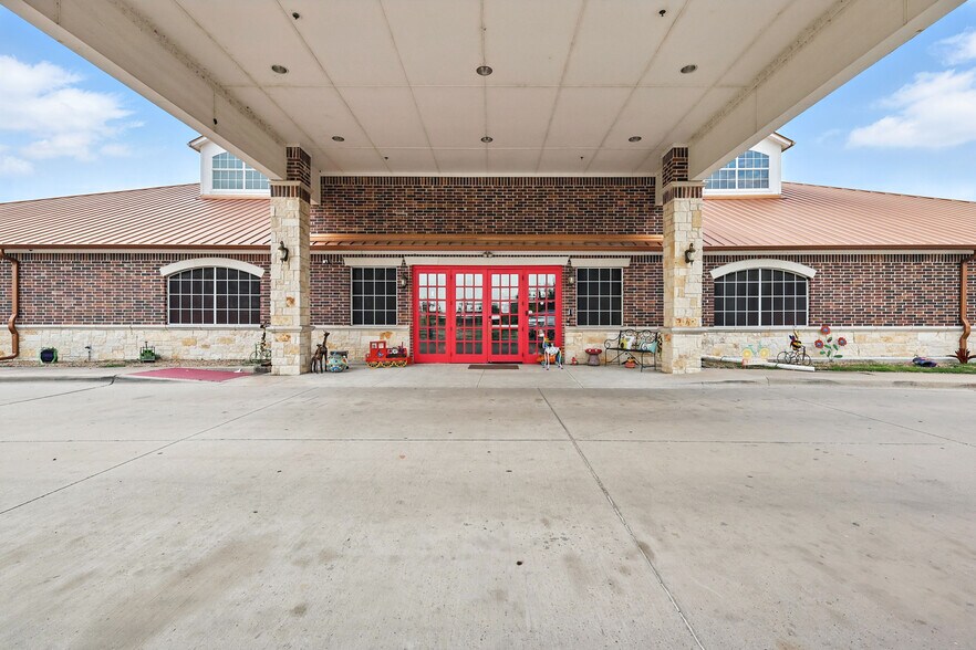 1700 Cedar Run, Ennis, TX à vendre - Photo de l’immeuble – Image 2 sur 66