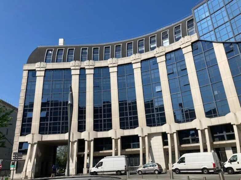 14-15 Place Georges Pompidou, Montigny-le-Bretonneux à louer - Photo de l’immeuble – Image 2 sur 2