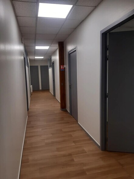 Bureau dans Dury à louer - Photo de l’immeuble – Image 2 sur 6