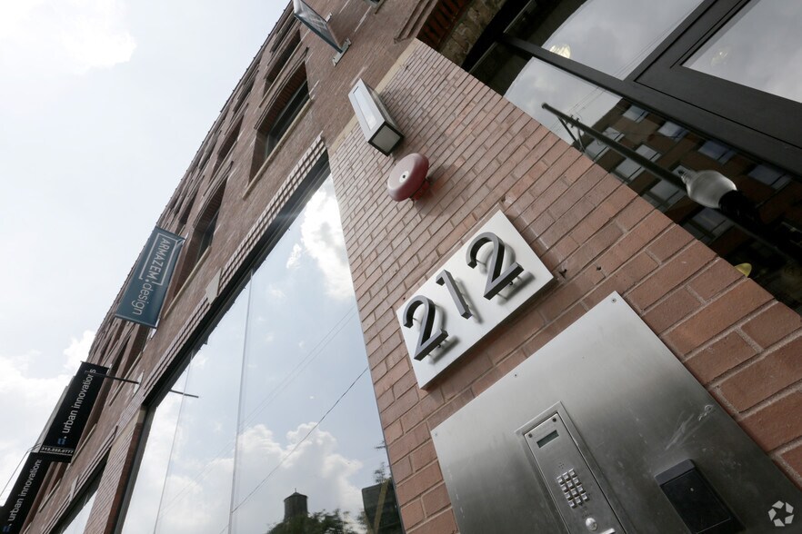 212 W Superior St, Chicago, IL à louer - Photo de l’immeuble – Image 2 sur 2