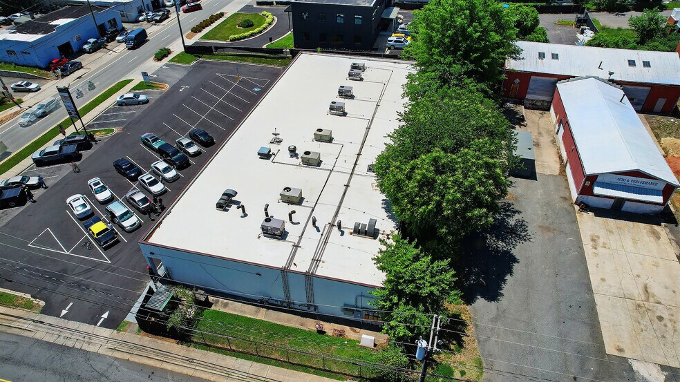 2417 N Tryon St, Charlotte, NC à louer - Photo de l’immeuble – Image 2 sur 8