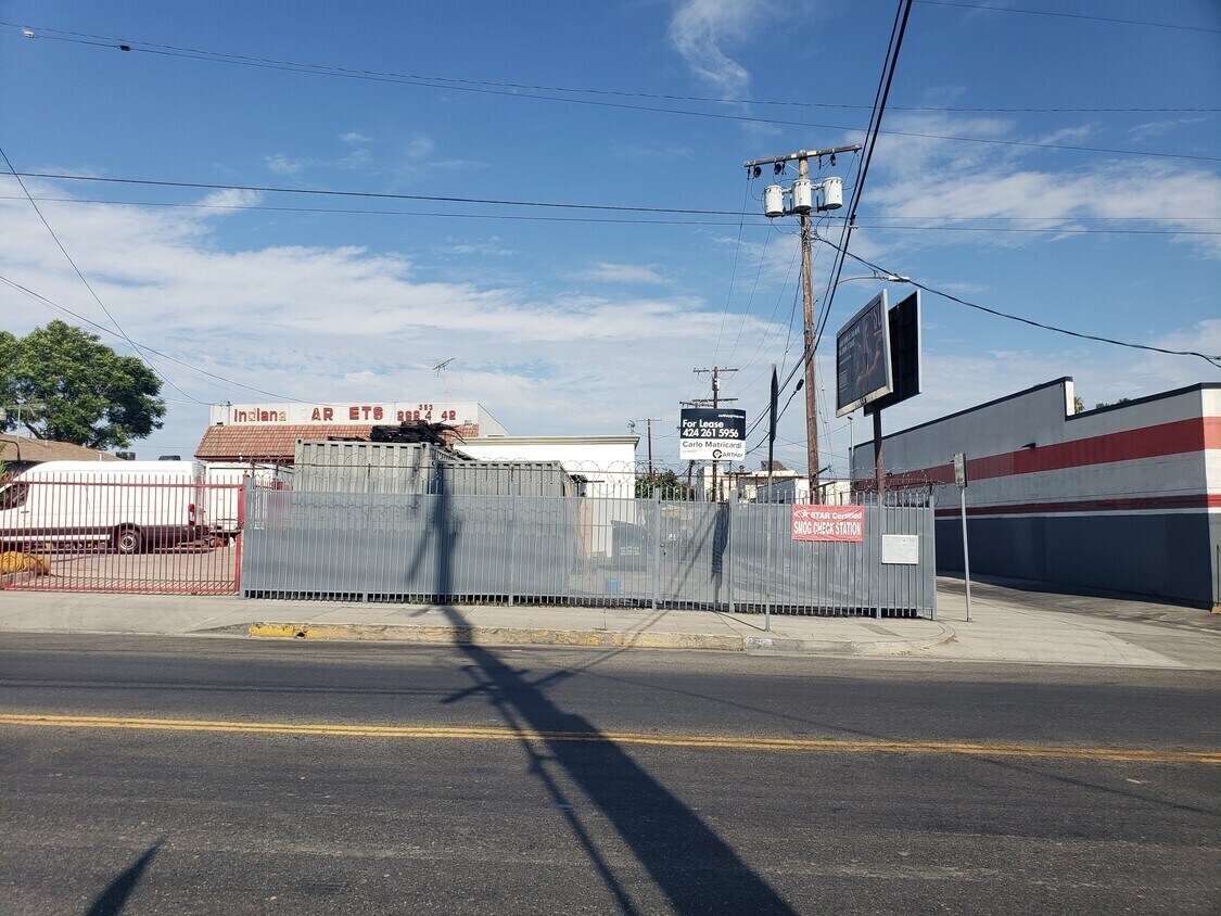 826 S Indiana St, Los Angeles, CA à louer Photo de l’immeuble– Image 1 sur 4