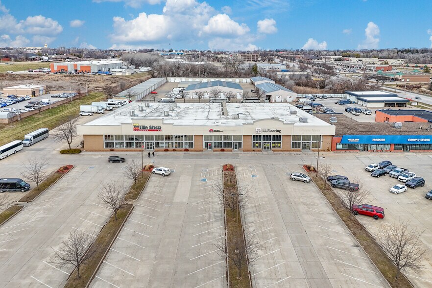 10121-10151 Hickman Rd, Urbandale, IA à louer - Photo principale – Image 1 sur 6