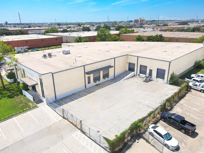 1241-1243 Majesty Dr, Dallas, TX à louer - Photo de l’immeuble – Image 3 sur 16