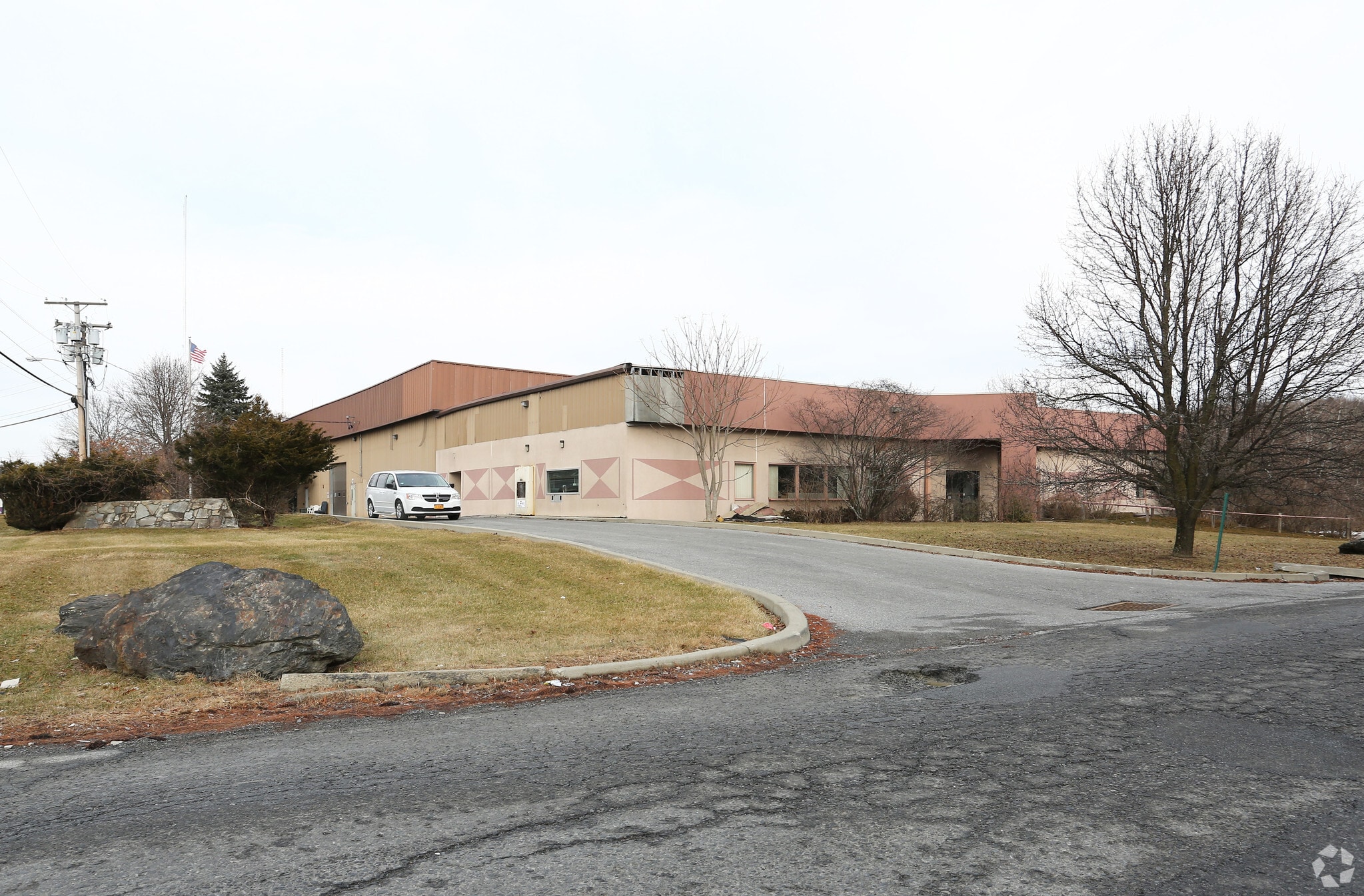 10-14 Tucker Dr, Poughkeepsie, NY à louer Photo principale– Image 1 sur 12