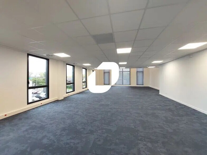 Bureau dans Plaisir à louer - Photo de l’immeuble – Image 3 sur 12