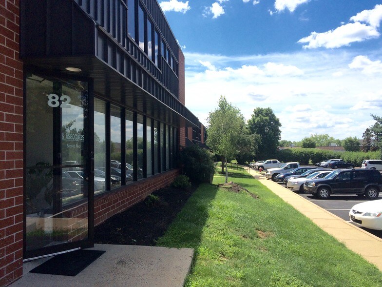 54-98 Walker Ln, Newtown, PA à louer - Photo de l’immeuble – Image 3 sur 6